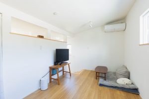 鹿児島市の注文住宅　勾配天井の主寝室